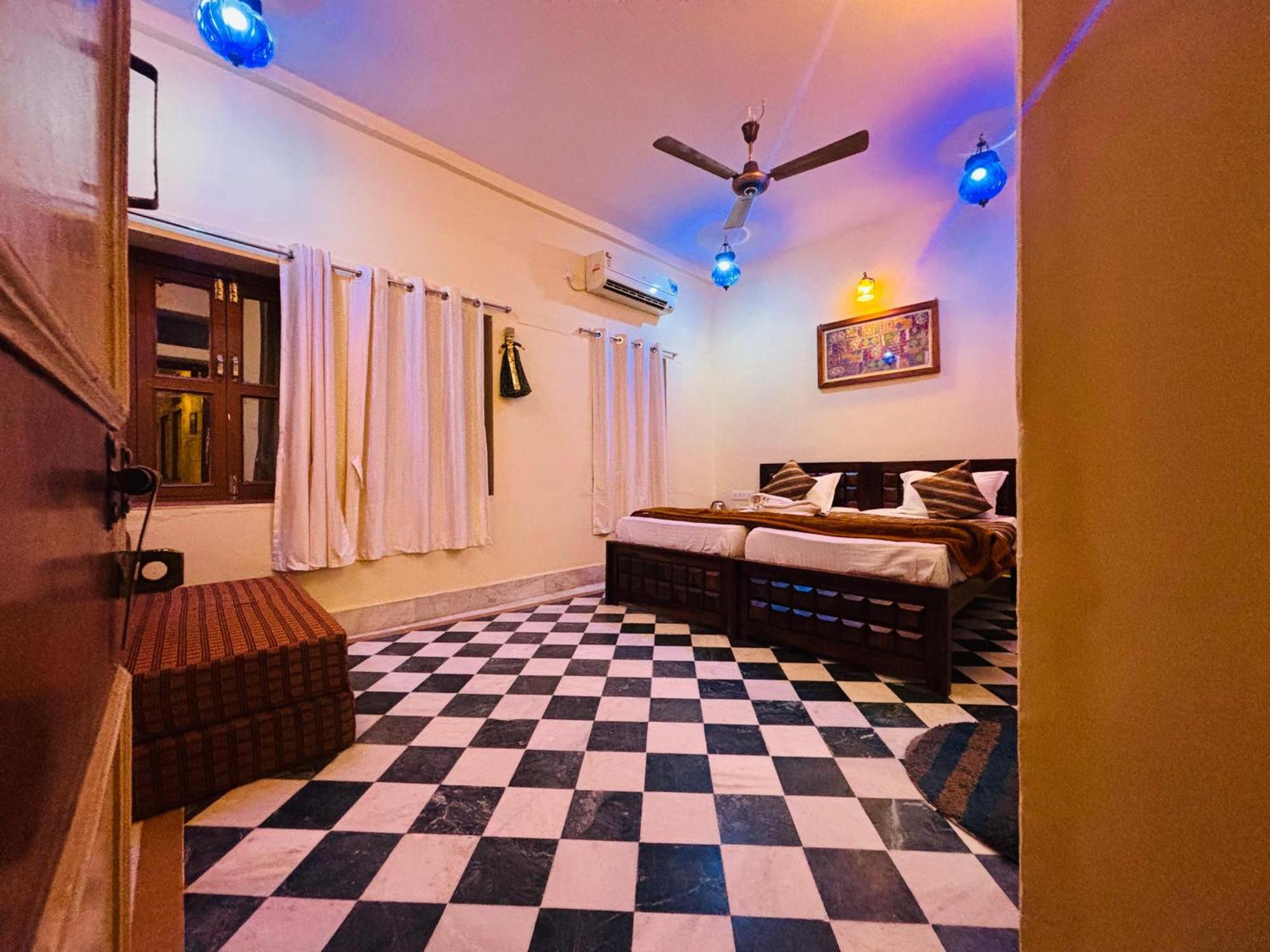 Hotel Renuka Jaisalmer Buitenkant foto