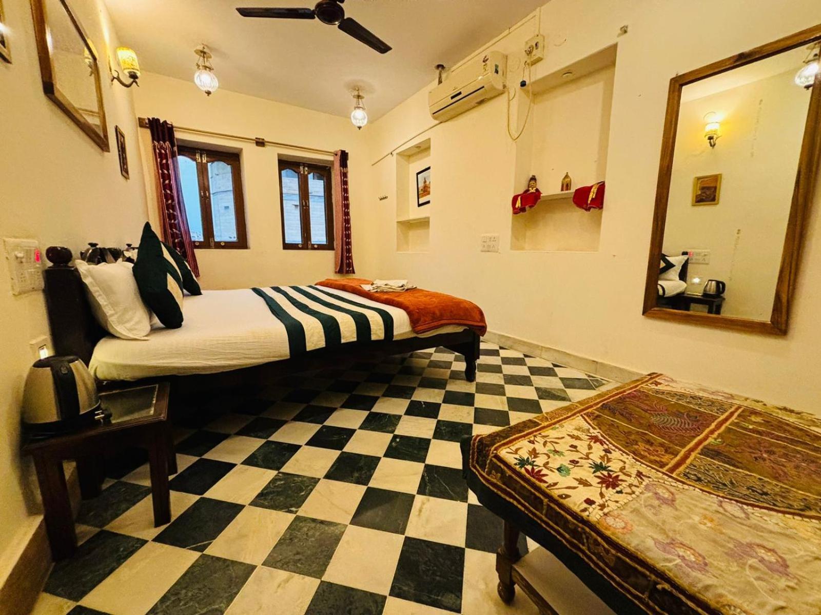 Hotel Renuka Jaisalmer Buitenkant foto